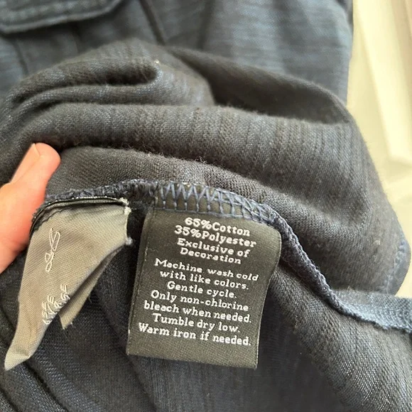 EUC size Large Men’s Rock & Republic navy polo shirt.Love the pockets & detail - Picture 5 of 8